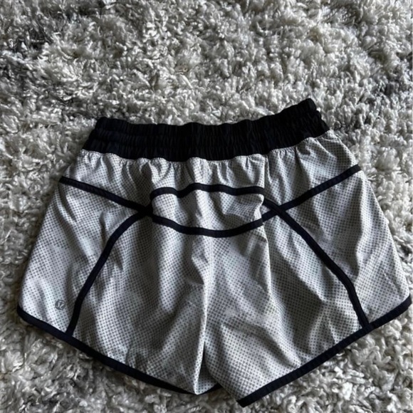 Lululemon Tracker Short III *4-way Stretch Diamond Camo Silver Spoon Grey - Picture 2 of 3